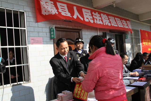 ��������ԺѲ�ط�ͥ��פ������Ϊ300����ũ�񹤷��ű���Ƿ�Ĺ���