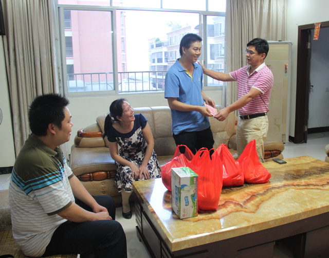 ���ط�Ժ������ϯ�˼�������һ�����ɾ�����ο�ʽ�ףԸ�����տ���